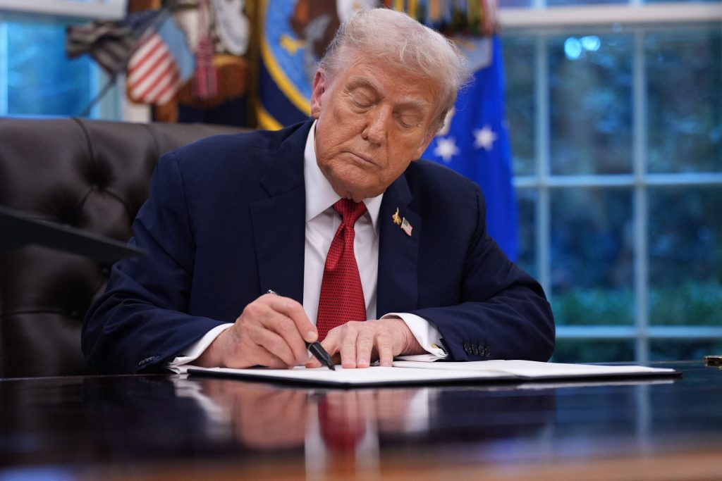 Afp 20250925 2237403355 V2 Highres Presidenttrumpsignsexecutiveorderintheovalof Scaled 1