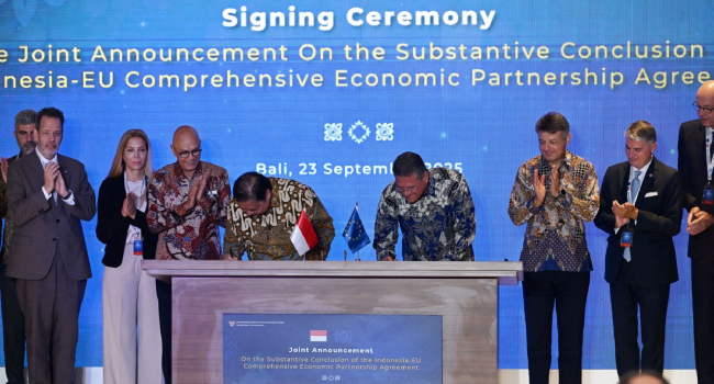 Indonesias Coordinating Minister For Economic Affairs Airlangga Hartarto Center L And Eu Commissi