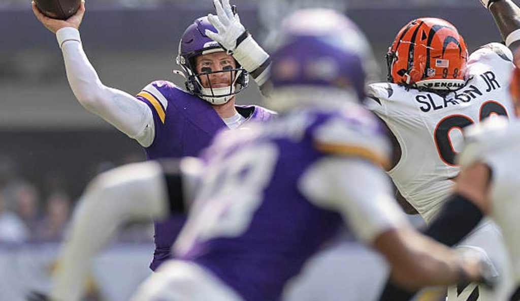 Minneapolis Mn Minnesota Vikings Quarterback Carson Wentz Looks To Throw To Vikings Wide
