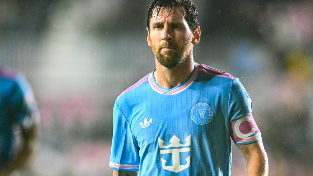 10 Lionel Messi Reacts Teams 1028929133