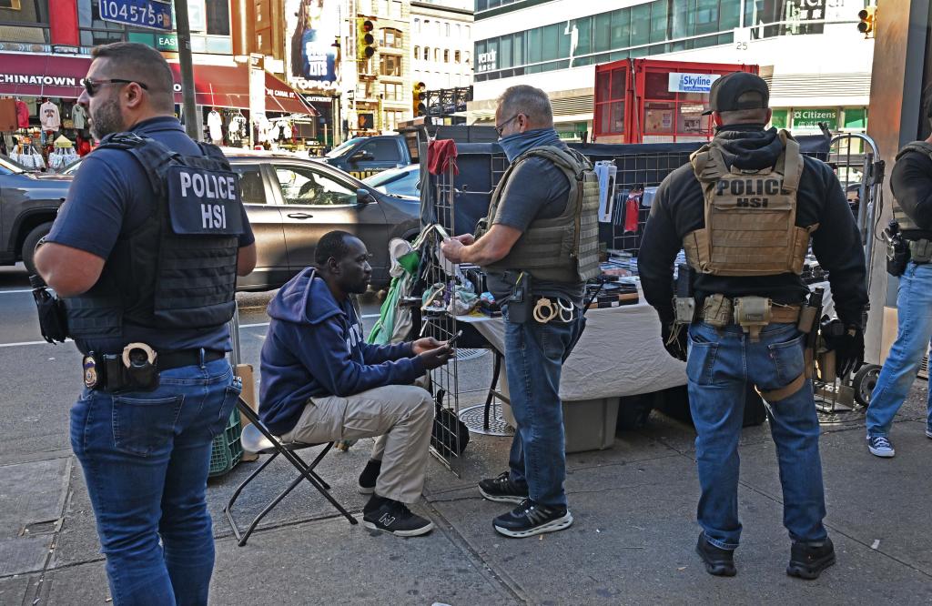 8 Federal Law Enforcement Officers 113929824