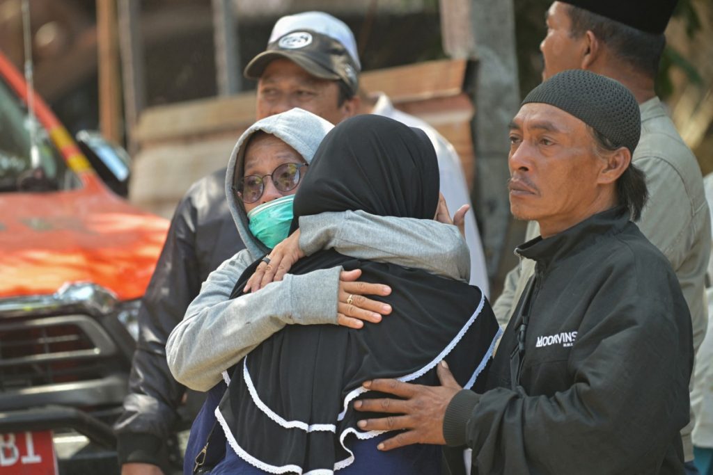 Afp 20251001 77Bm6Nq V1 Midres Indonesiamissingcollapseaccident