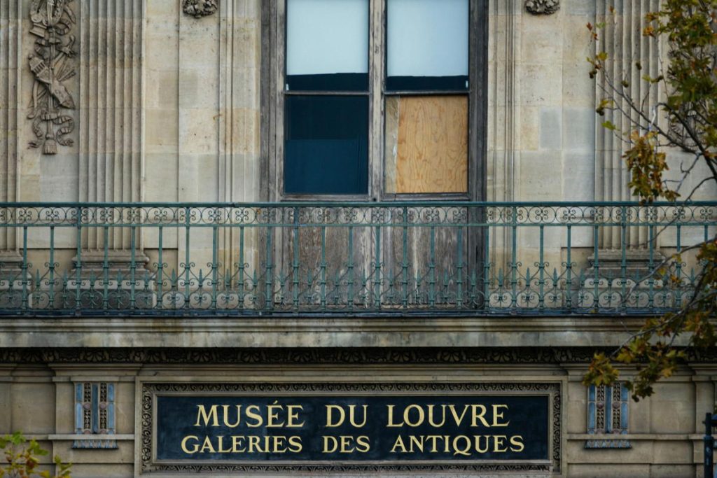 Afp 20251026 822E869 V1 Midres Filesfrancemuseumcrimelouvre Afp 20251026 822E869 V1 Midres Filesfrancemuseumcrimelouvre
