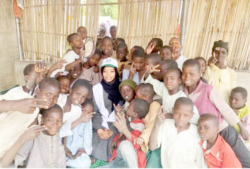 Dr Kyari With Some Beneficiaries