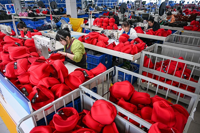Employees Work On A Production Line Of Caps That Will Be Exported To The United States Topshotchinaeconomy
