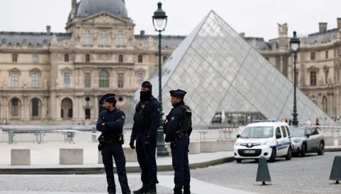 Hunt Under Way For Thieves After Priceless Jewels Stolen In Heist At Louvre Museum