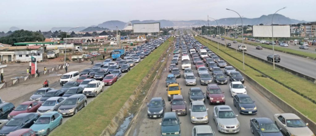 Motorists Endure Gridlock On Abuja Zuba Expressway Over Fallen Trailer Motorists Endure Gridlock On Abuja Zuba Expressway Over Fallen Trailer