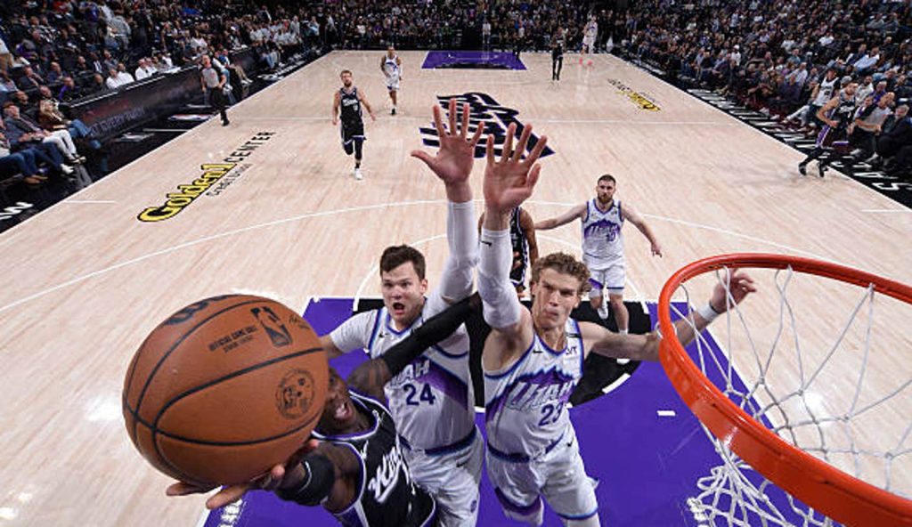 Sacramento Ca Dennis Schroder Of The Sacramento Kings Drives To The Basket During The Game Sacramento Ca Dennis Schroder Of The Sacramento Kings Drives To The Basket During The Game