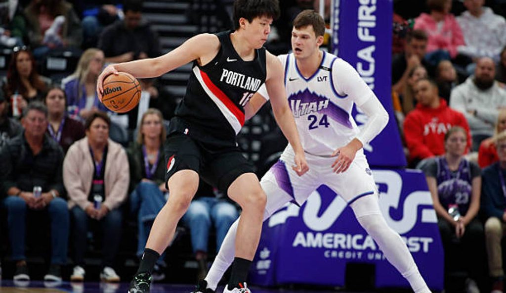 Salt Lake City Ut Hansen Yang Of The Portland Trail Blazers Drives To The Basket Against