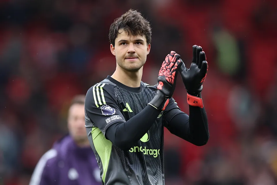 Senne Lammens Manchester United Applauds 1028837376
