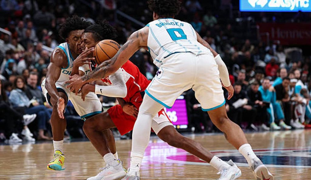 Washington Dc Bub Carrington Of The Washington Wizards Drives To The Basket Against Collin