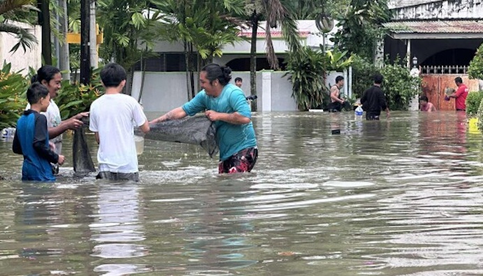 Typhoon Kalmaegi Kills One Displaces Tens Of Thousands Across Philippines