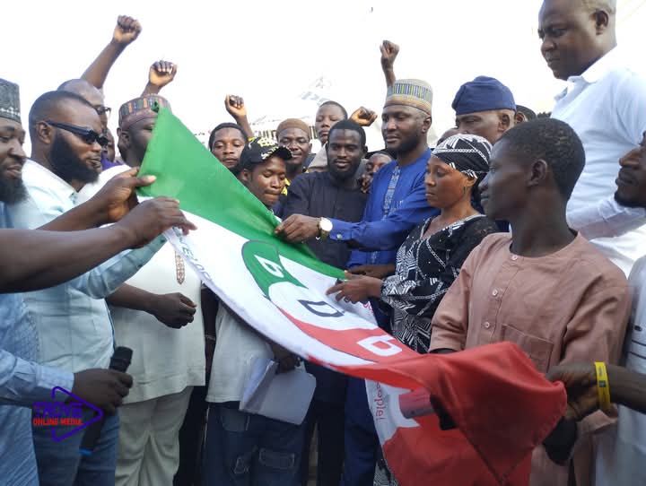 Youths Dump Apc For Pdp
