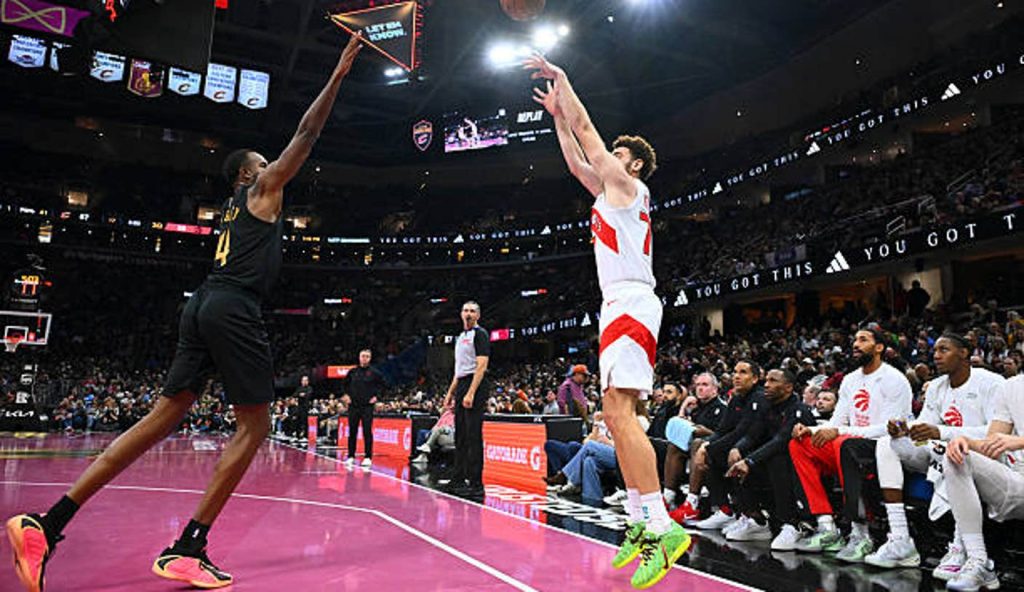 Cleveland Ohio Forward Jamison Battle Of The Toronto Raptors Shoots Over Center Evan Mobley