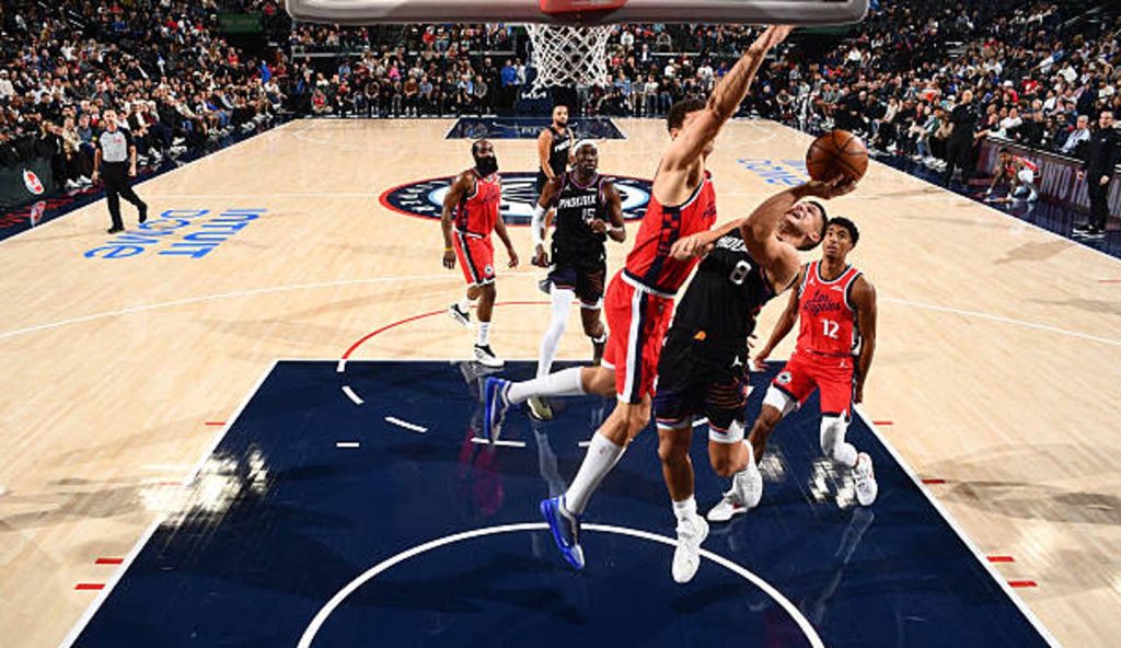 Inglewood Ca Grayson Allen Of The Phoenix Suns Drives To The Basket During The Game Against