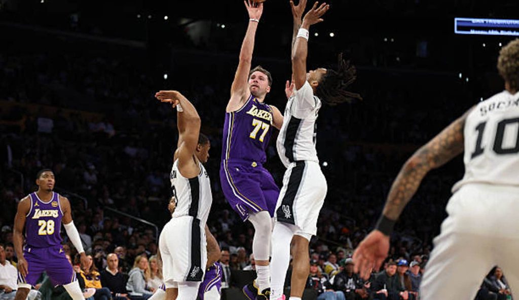 Los Angeles Ca Lakers Guard Luka Doncic 77 Center Who Had 35 Points Shoots Over Spurs
