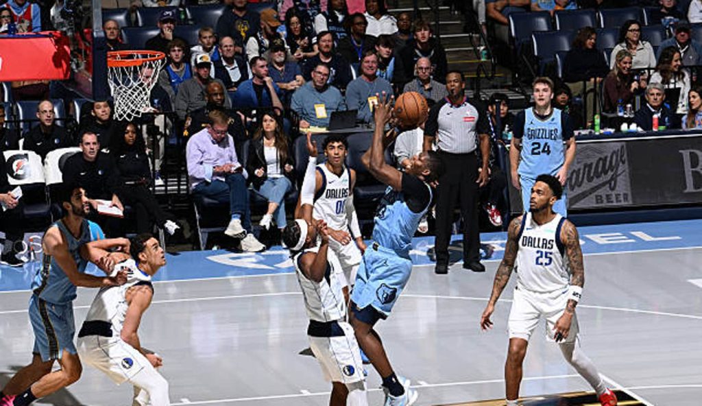 Memphis Tn Cedric Coward Of The Memphis Grizzlies Drives To The Basket During The Game